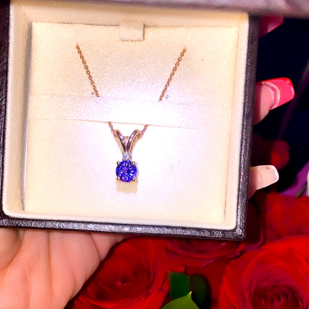 Round Tanzanite Solitaire V-Bale Pendant with Diamond